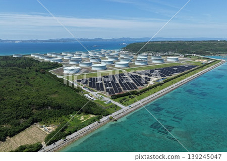 沖繩縣邊座島上的石油儲存基地和大型太陽能發電設施的無人機空拍照片。 139245047