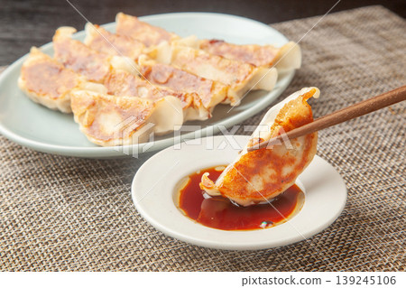 煎餃子 煎餃子 139245106
