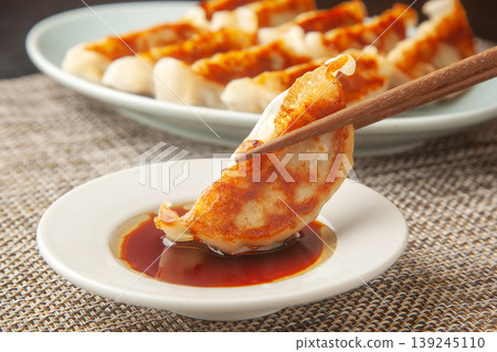 Pan-fried gyoza Pan-fried gyoza 139245110
