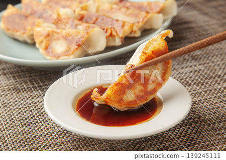 Pan-fried gyoza Pan-fried gyoza 139245111