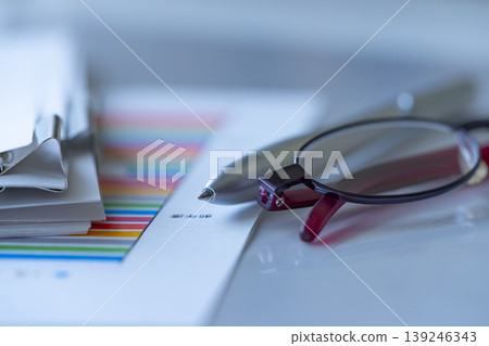 桌上的圖表、眼鏡和文件 桌上的圖表、眼鏡和文件 139246343
