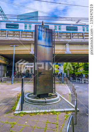 日本橫濱市的城市景觀,包括位於櫻木町站新南出口(市政廳出口)前的「鐵路開通遺址紀念碑」。 日本橫濱市的城市景觀,包括位於櫻木町站新南出口(市政廳出口)前的「鐵路開通遺址紀念碑」。 139247019