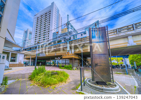 日本橫濱市的城市景觀，包括位於櫻木町站新南出口（市政廳出口）前的「鐵路開通遺址紀念碑」。 139247043