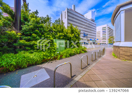 日本橫濱的城市景觀,包括位於櫻木町站新南出口(市政廳出口)前的“鐵路發源地原地標”(屏幕左下角)。 日本橫濱的城市景觀,包括位於櫻木町站新南出口(市政廳出口)前的“鐵路發源地原地標”(屏幕左下角)。 139247066