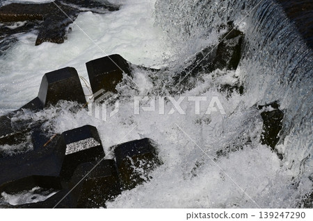 河川洪水、水位上升、溢流、河川溢流 河川洪水、水位上升、溢流、河川溢流 139247290