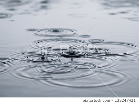 水滴落在水面上 139247421