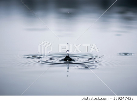 水滴落在水面上 水滴落在水面上 139247422