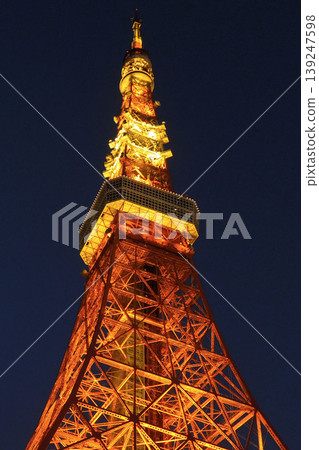 夜幕降臨，東京鐵塔燈火輝煌，抬頭仰望。 139247598