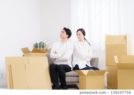 一對年輕夫婦準備搬家 139247738