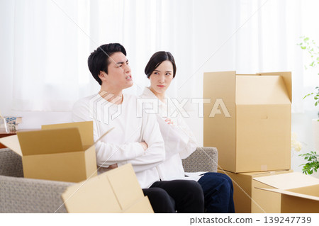 一對年輕夫婦準備搬家 139247739