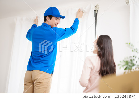 一位正在搬家的女士和一家搬家公司 139247874