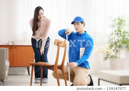 一位正在搬家的女士和一家搬家公司 139247877