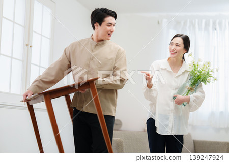 一對年輕夫婦準備搬家 139247924