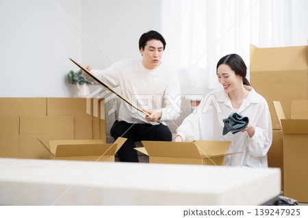 一對年輕夫婦準備搬家 139247925