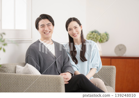 一對年輕夫婦看著鏡頭。 139248010