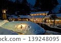 夜晚，白雪皚皚的客棧燈火通明。 139248095