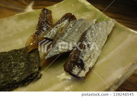 Grilled Fish and Seaweed on Ceramic Plate 139248545