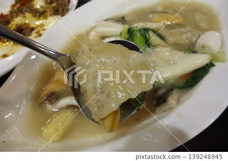 Steamed Dumpling Soup with Vegetables 139248945
