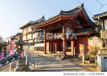 Winter in the Seto Inland Sea: Jōdoji Temple Gate, Onomichi City, Hiroshima Prefecture Winter in the Seto Inland Sea: Jōdoji Temple Gate, Onomichi City, Hiroshima Prefecture 139249060