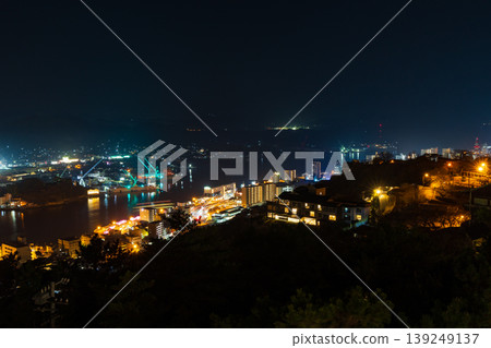 從千光寺山頂觀景台 PEAK 眺望瀨戶內海的冬季景色和尾道夜景。 從千光寺山頂觀景台 PEAK 眺望瀨戶內海的冬季景色和尾道夜景。 139249137