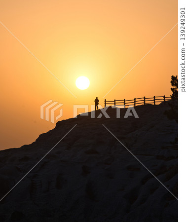 伊豆海岸,夕陽西下,海面上浮現一個人的剪影。 伊豆海岸,夕陽西下,海面上浮現一個人的剪影。 139249301
