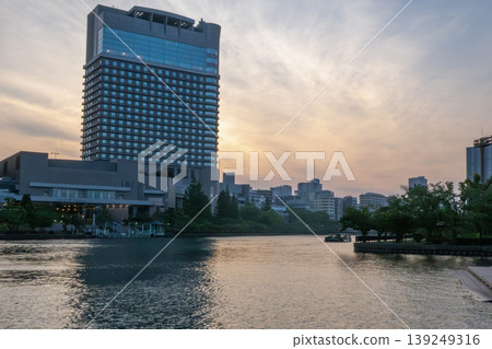 黃昏時分,河岸邊聳立著現代建築與城市景觀。 黃昏時分,河岸邊聳立著現代建築與城市景觀。 139249316