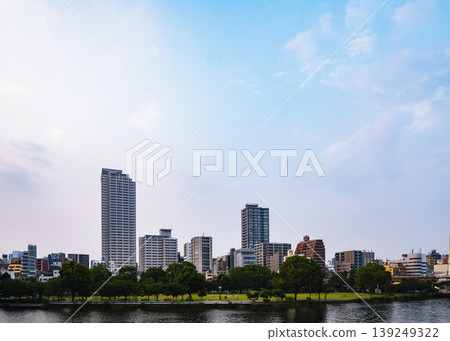 沿著河兩岸，綠樹成蔭的公園和高聳的公寓大樓鱗次櫛比，構成了一幅美麗的景觀。 139249322