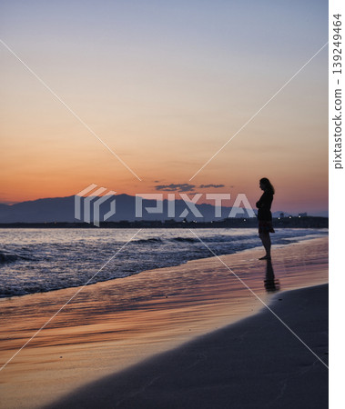 夕陽西下，湘南海岸的背景下，一個人站在水邊，形成一個剪影。 139249464