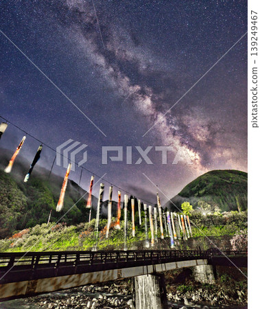 在日本星空最美的阿知村,銀河閃耀,鯉魚旗在夜空中飄舞。 在日本星空最美的阿知村,銀河閃耀,鯉魚旗在夜空中飄舞。 139249467