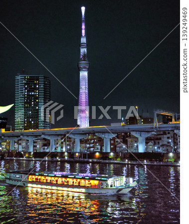東京晴空塔的夜景以及在隅田川上航行的船屋 139249469