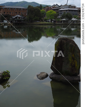 陰天之下,猿澤池的景色散發著寧靜祥和的氣息。 陰天之下,猿澤池的景色散發著寧靜祥和的氣息。 139249734