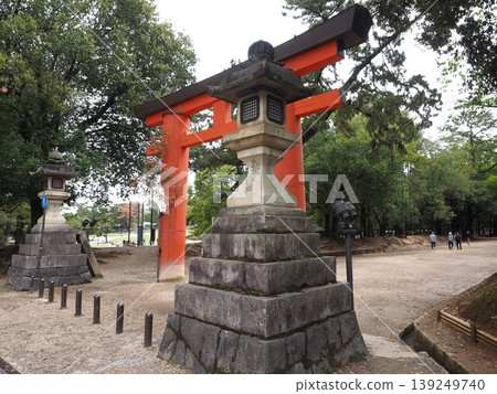 The main gateway to the ancient capital of Nara: the first torii gate of Kasuga Taisha Shrine and the historical stone lanterns that tell its story. The main gateway to the ancient capital of Nara: the first torii gate of Kasuga Taisha Shrine and the historical stone lanterns that tell its story. 139249740