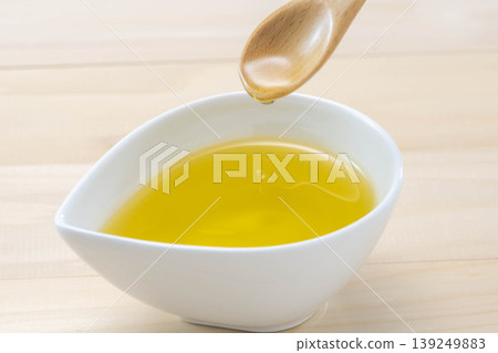 一個用來盛裝橄欖油的白色碗。 一個用來盛裝橄欖油的白色碗。 139249883
