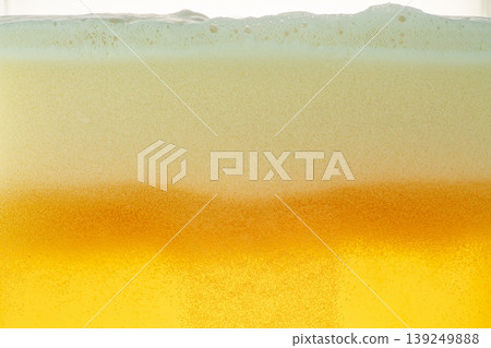 倒啤酒的玻璃杯 倒啤酒的玻璃杯 139249888