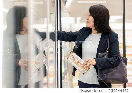 Women shopping at supermarkets 139249982
