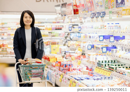 婦女在超市購物 139250011
