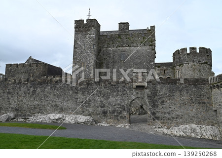 [Ireland] Cahier Castle 139250268