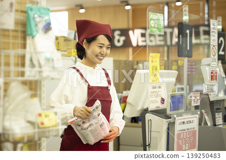 兼職員工操作收銀機 139250483