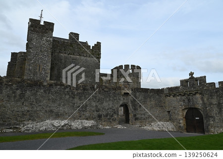 [Ireland] Cahier Castle 139250624