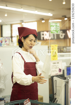 A staff member panics after making a mistake operating the cash register. 139250630