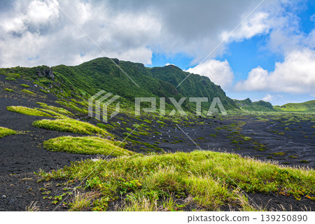 【伊豆大島 - 壯麗景色】黑色火山礫石和火山口外緣在三原山後方的沙漠中綿延，構成了一幅壯觀的景象。 139250890