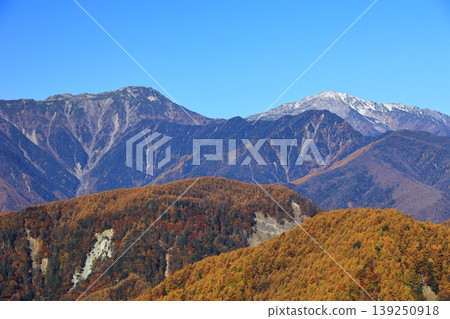 從秋日的伊肯諾查亞森林公路眺望南阿爾卑斯山 從秋日的伊肯諾查亞森林公路眺望南阿爾卑斯山 139250918