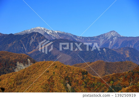 從秋日的伊肯諾查亞森林公路眺望南阿爾卑斯山 從秋日的伊肯諾查亞森林公路眺望南阿爾卑斯山 139250919