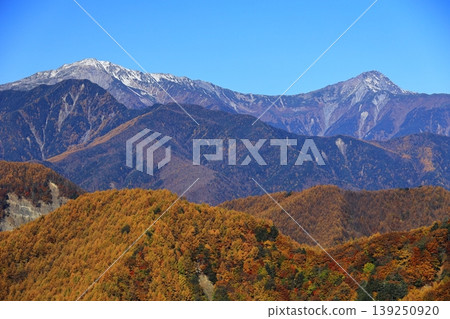 從秋日的伊肯諾查亞森林公路眺望南阿爾卑斯山 從秋日的伊肯諾查亞森林公路眺望南阿爾卑斯山 139250920