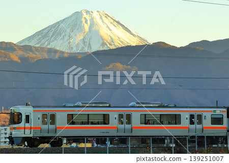 Mount Fuji and the Minobu Line bathed in the setting sun Mount Fuji and the Minobu Line bathed in the setting sun 139251007