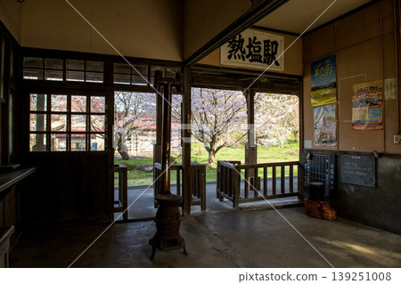 原日本國鐵二中線：福島縣厚津站的櫻花和檢票口/月台 139251008