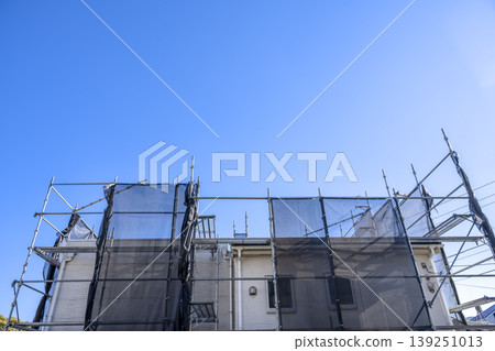 Old exterior walls and scaffolding of a detached house, immediately after construction began. 139251013