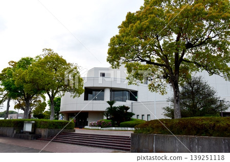 三重縣龜山市文化會館與蔥鬱綠植 三重縣龜山市文化會館與蔥鬱綠植 139251118