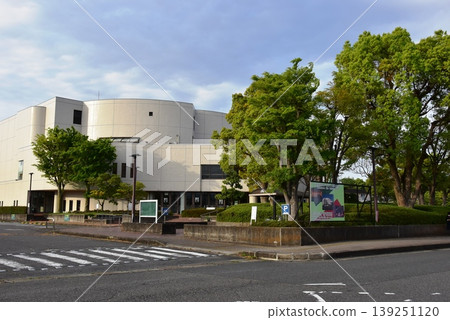 三重縣龜山市文化會館與蔥鬱綠植 三重縣龜山市文化會館與蔥鬱綠植 139251120