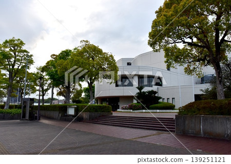 三重縣龜山市文化會館與蔥鬱綠植 三重縣龜山市文化會館與蔥鬱綠植 139251121